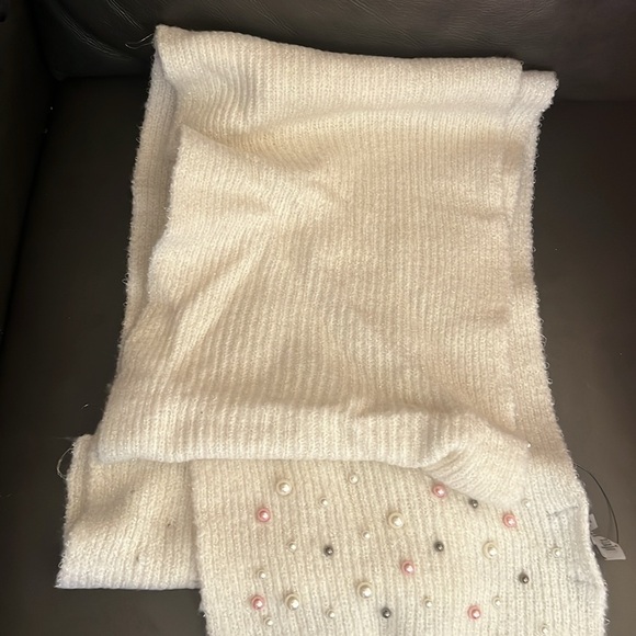 NWT Karl Lagerfeld White Scarf with Pearl Accents - Picture 5 of 5